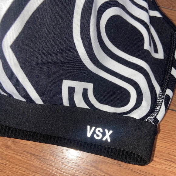 Victoria’s Secret sports bra 38D - Picture 2 of 5